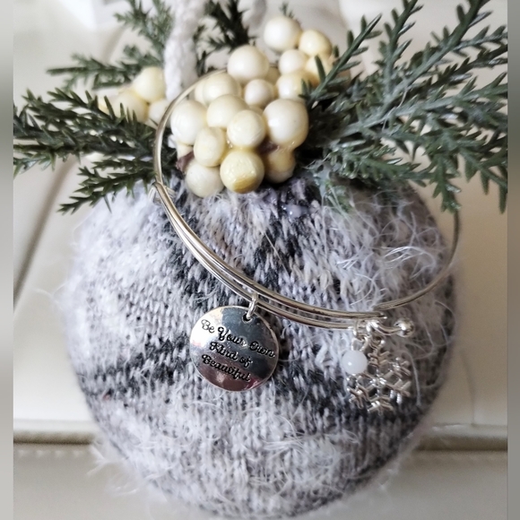 Avon Precious Charms Christmas Time Winter Themed Snowflake Bangle Bracelet - Picture 12 of 16